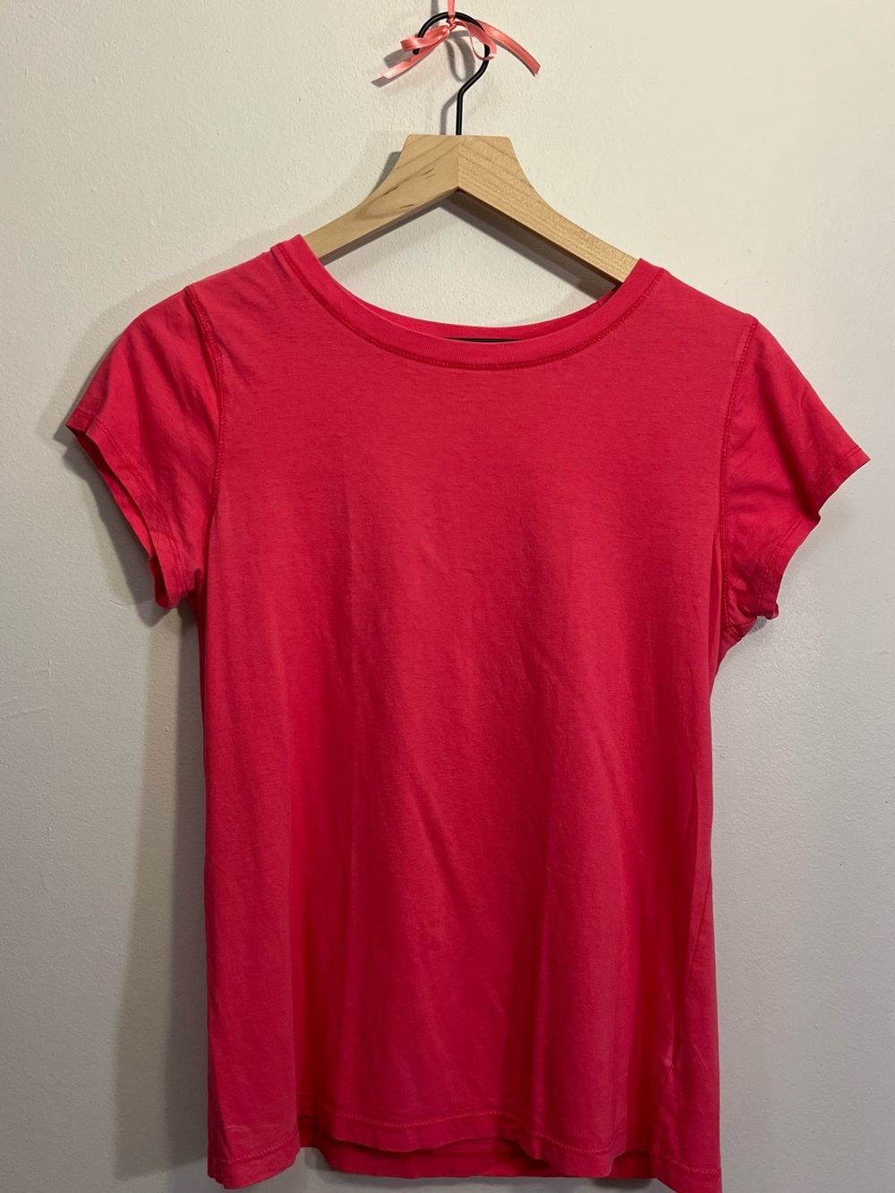 Universal Thread Short Sleeve Crewneck Tee in Bright Pink Small 100% Cotton
